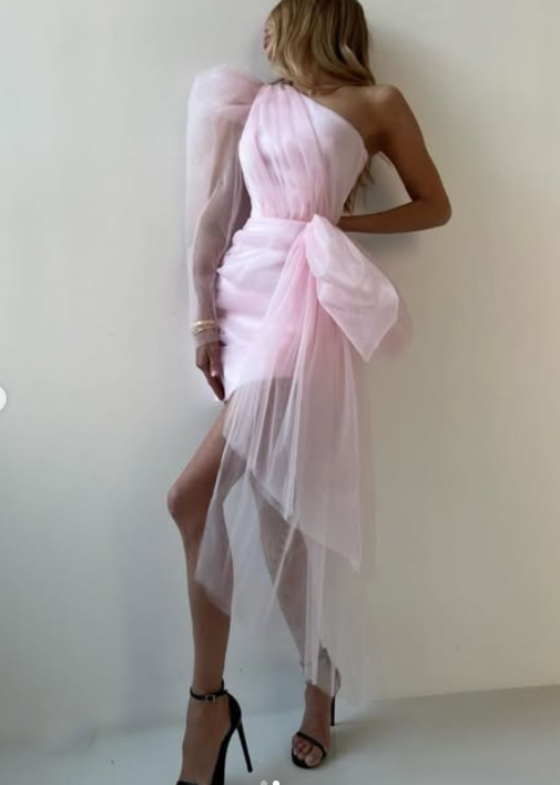 Robe de cocktail rose à une épaule, manches longues transparentes bouffantes, grand nœud, ceinture asymétrique en tulle, robe de soirée courte moulante pour femmes.