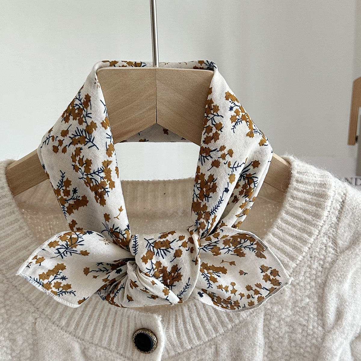 Nouvelle écharpe en soie pour femmes, petite, douce pour la peau et de style bohème, petite écharpe carrée polyvalente à imprimé floral, printemps et été