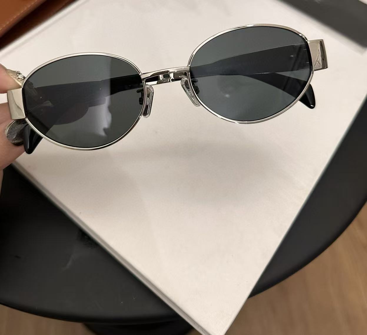 Nouvelles lunettes de soleil de style européen et américain 2026 avec monture ovale en métal, conçues par un maître designer pour hommes et femmes