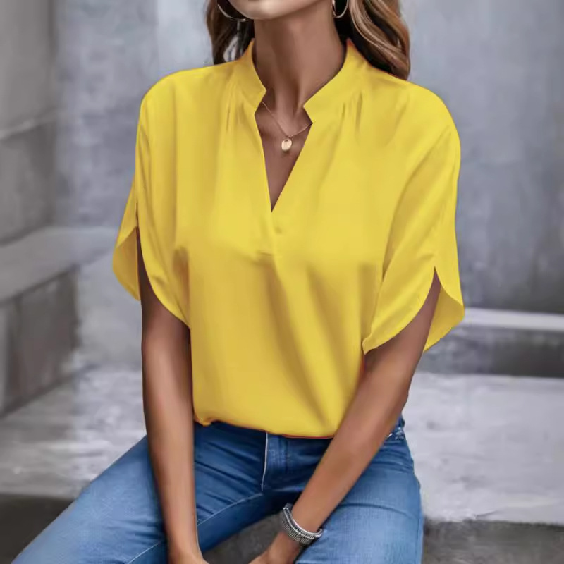 Chemisier à manches courtes pour femme, col en V, avec fente au décolleté et coupe fluide, idéal pour le bureau ou les occasions décontractées