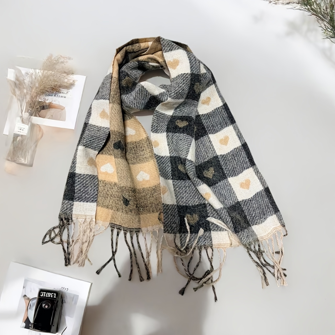 Une écharpe tendance pour femmes avec un motif en forme de cœur. L'écharpe de Noël est chaude et coupe-vent.