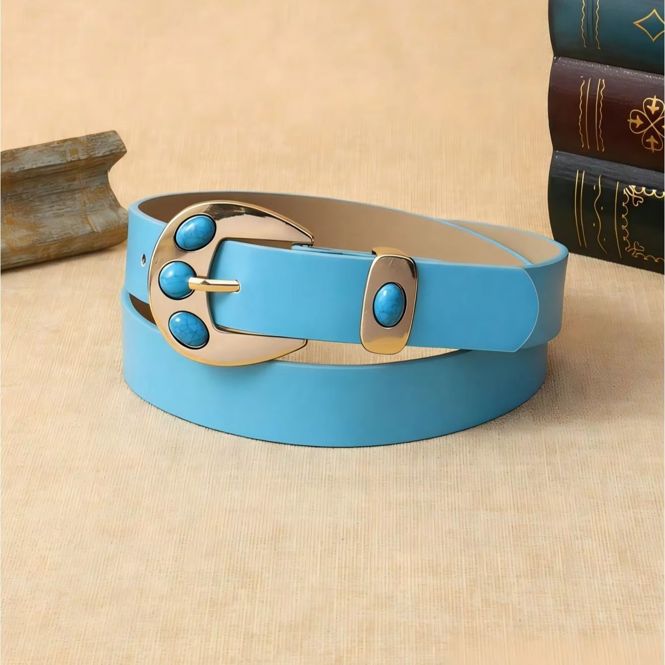 1. Une ceinture pour femme avec des perles bleues, simple et élégante, idéale pour assortir aux jeans, aux jupes, pour les loisirs quotidiens et les activités de plein air.