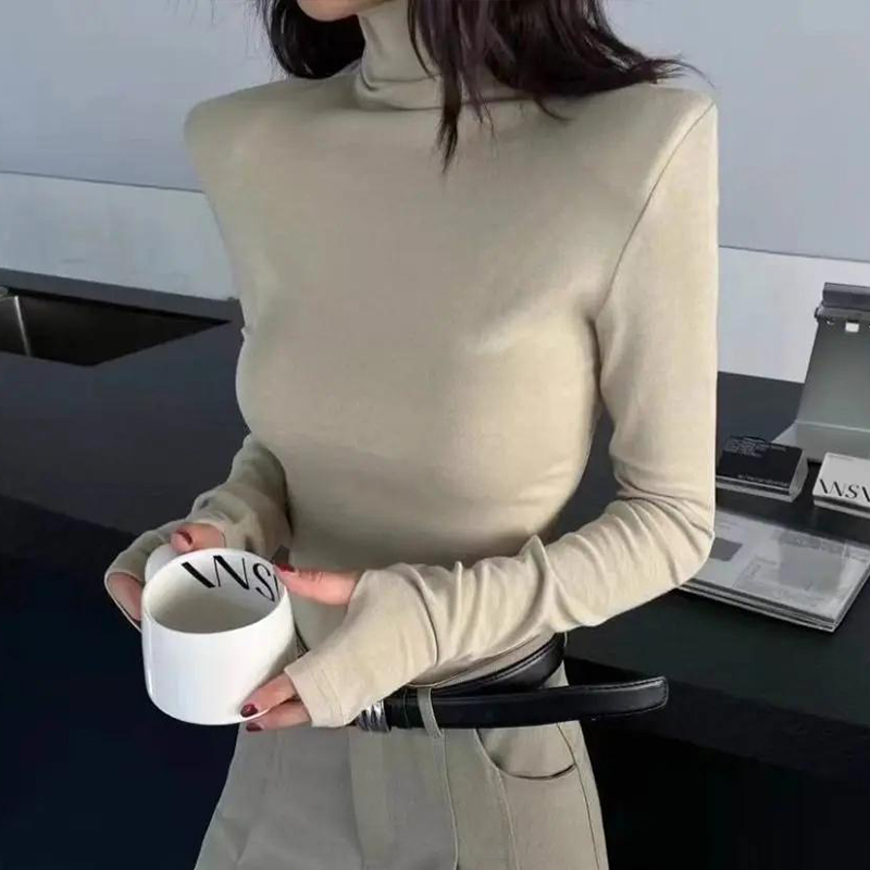Haut à col montant et manches longues pour femme, nouvelle collection printemps 2026, style coréen minimaliste, design sans revers aux manches, épaules structurées, coupe ajustée, en maille.