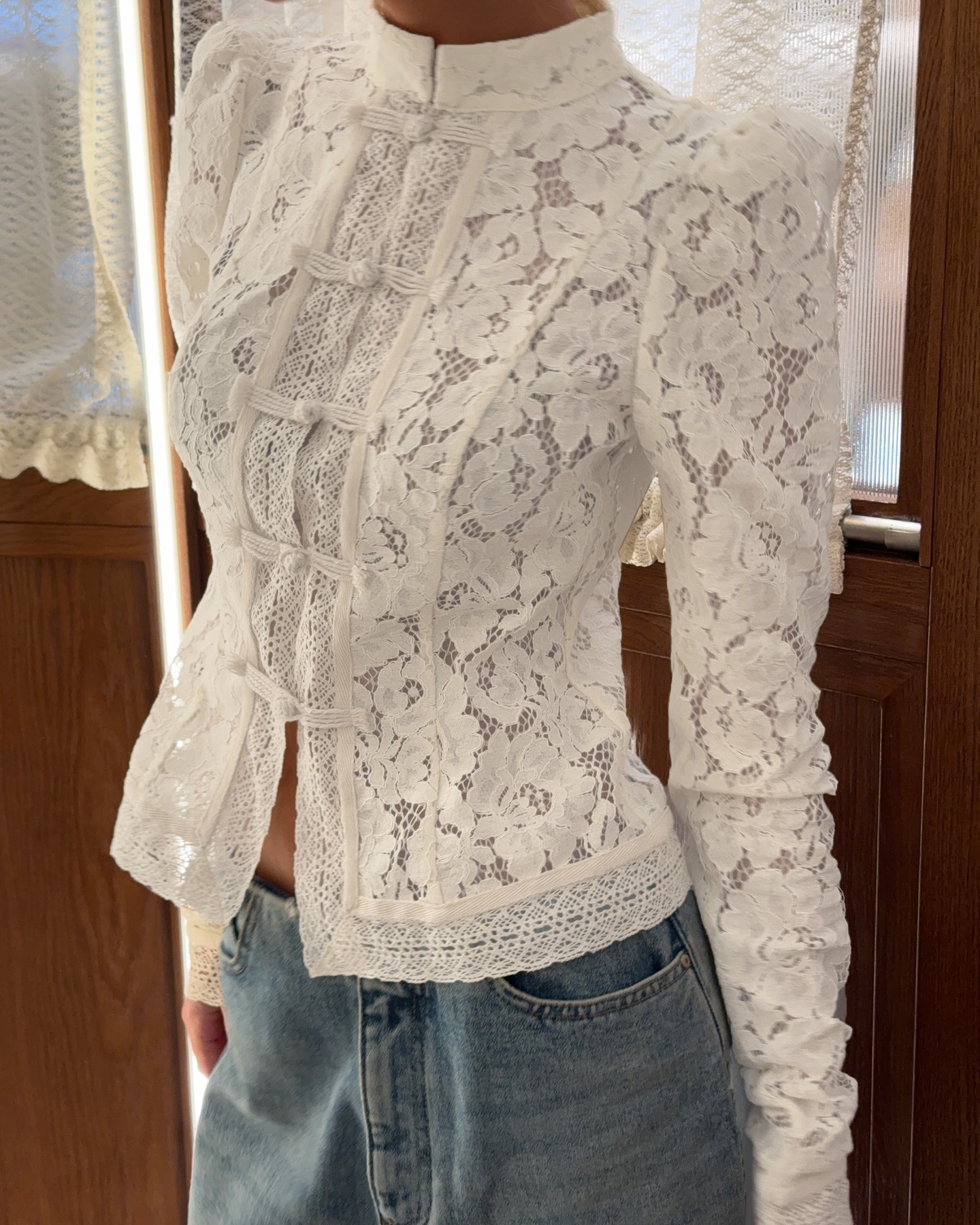 HOUZHOU Blouses élégantes pour femmes en dentelle florale à col montant, chemises ajustées blanches et noires, hauts à manches longues ajourés pour femme