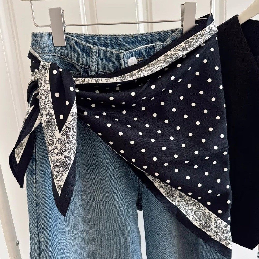 Écharpe triangulaire florale multifonctionnelle tendance en satin de soie pour femme, à porter avec un pantalon, comme cravate ou foulard décoratif, idéale pour l'été