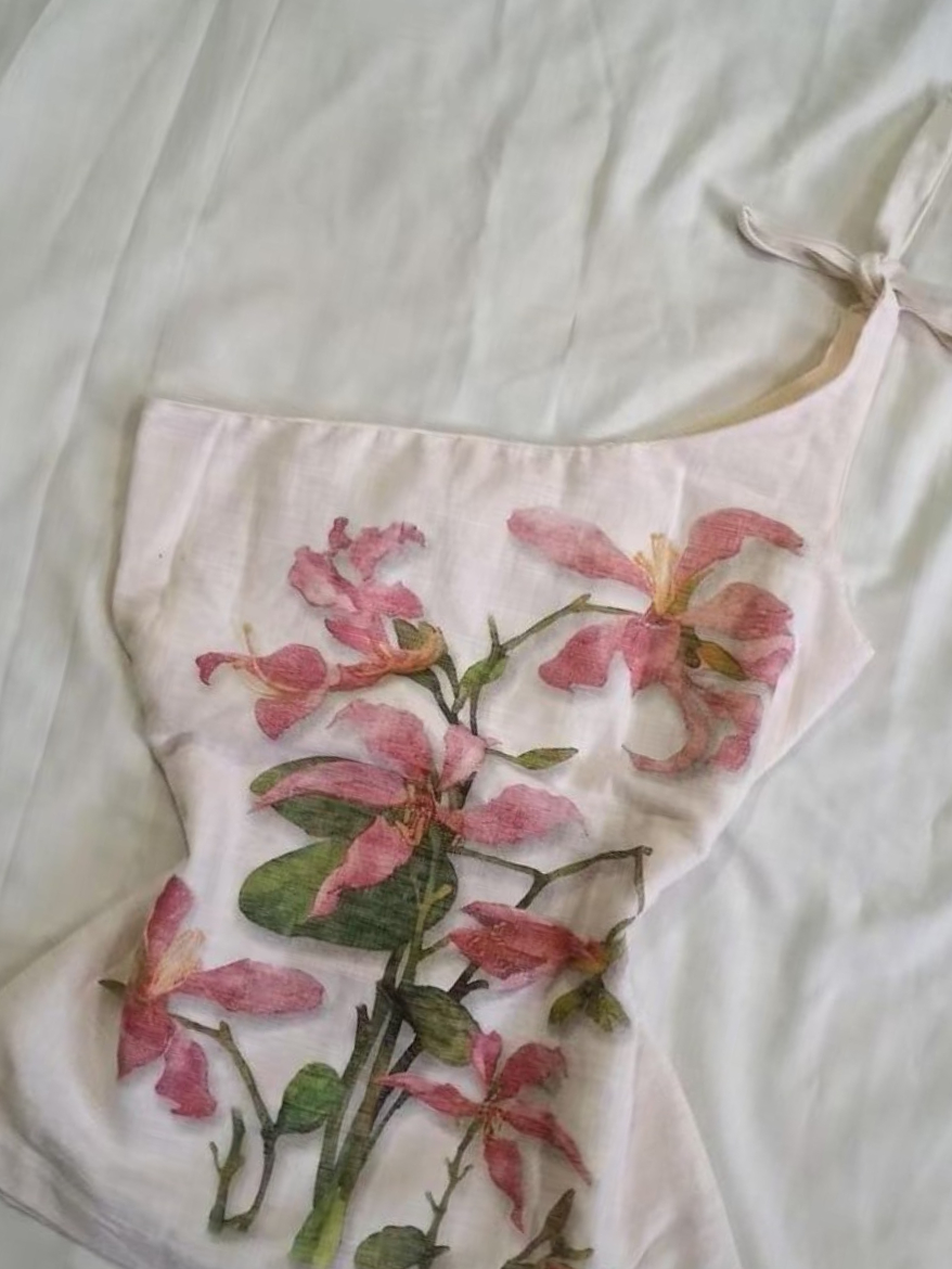 Haut cami vintage pour femmes, imprimé floral rose, à une épaule, avec bretelles à nouer, ourlet évasé, style cottagecore bohème, sans manches, décontracté, pour l'été.