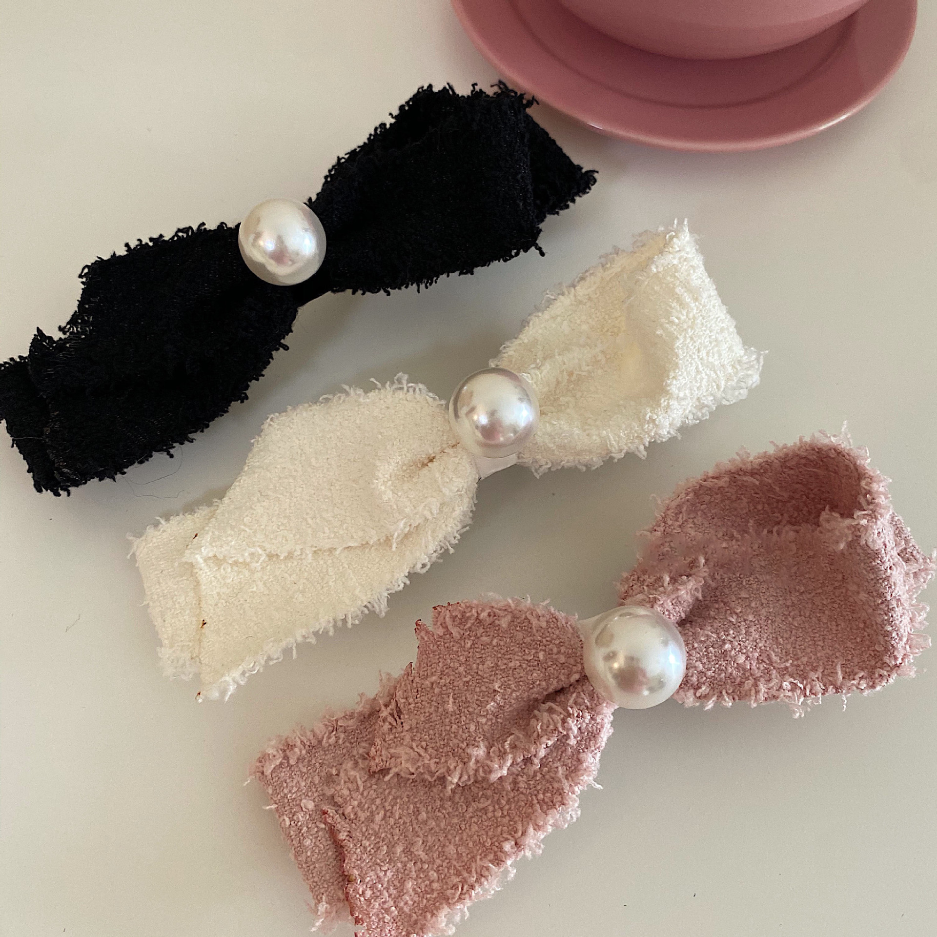 Pince à cheveux avec pompon en tissu pour femmes, pince à cheveux en perles, bijoux de luxe faits à la main, coiffure coréenne, 2025