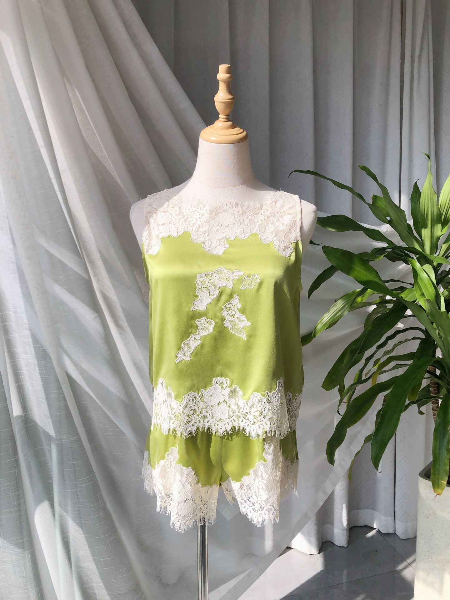 Ensemble en soie 100% pour femmes, broderie en dentelle, patchwork, haut sans manches à col rond + short à taille élastique, costume élégant pour dames, été