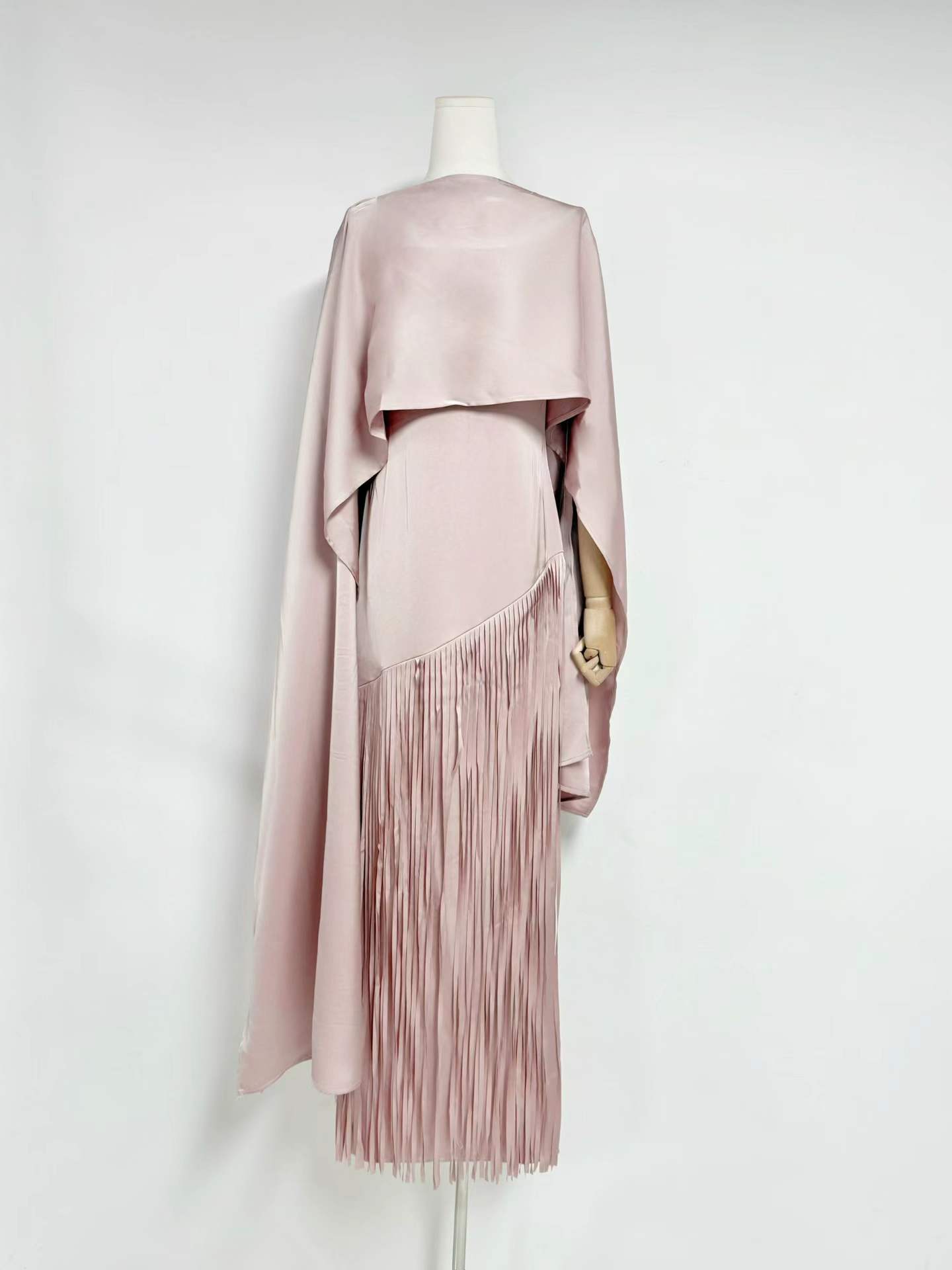 Robe longue de luxe 2026 de haute qualité en satin à franges avec cape assortie, style Abaya élégante, pour femme
