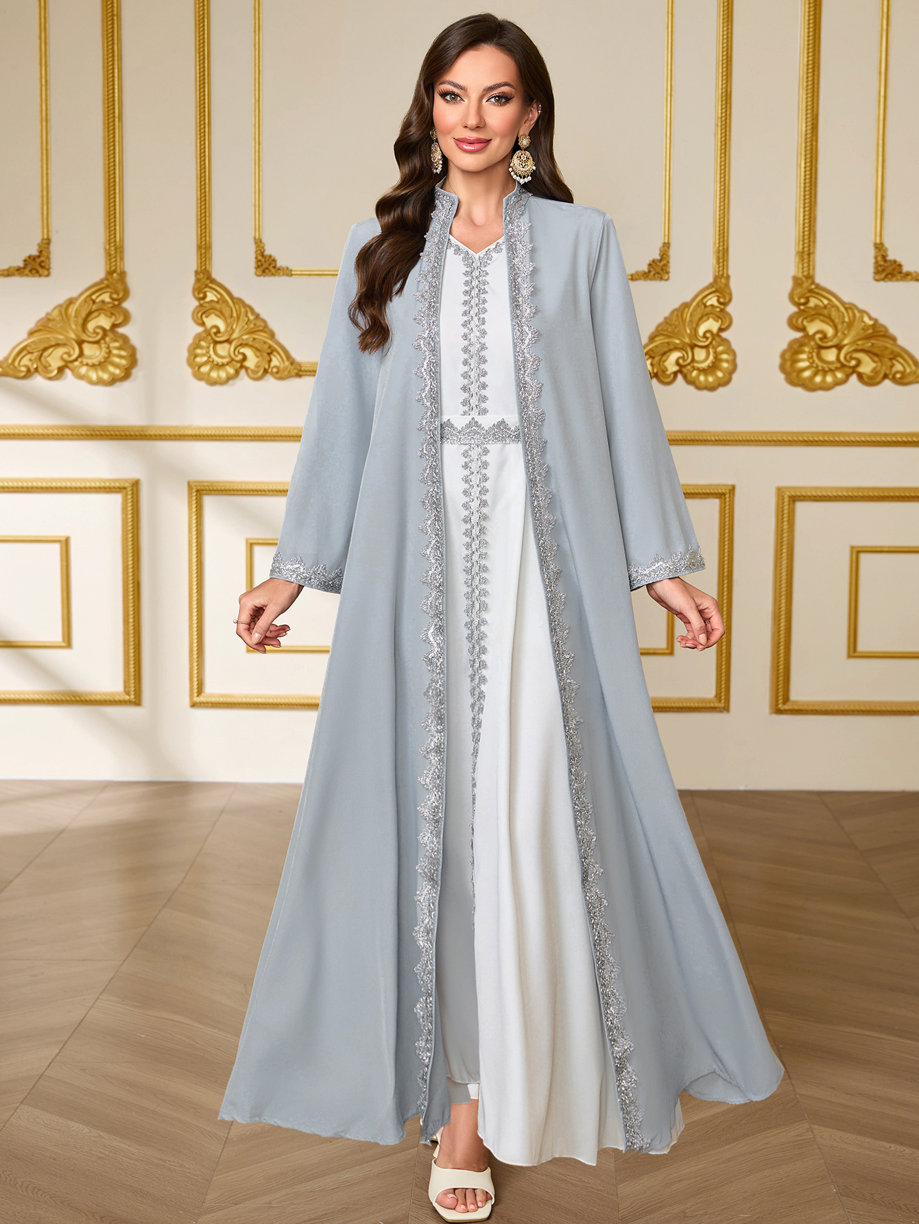 Ensemble de robe de luxe gris-bleu de style français avec broderies en dentelle, Abaya ouverte sur le devant de style moyen-oriental pour mariage / fête / usage quotidien
