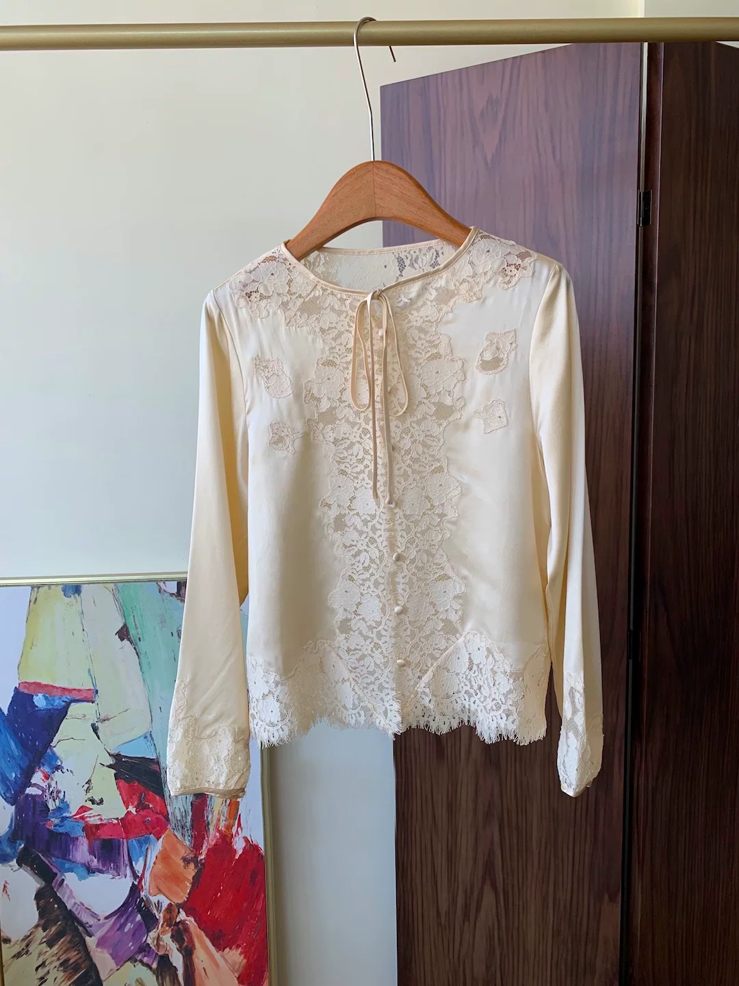 Chemisier élégant pour femme 100 % soie style français 2026 avec broderie en dentelle, col rond, manches longues et simple boutonnage