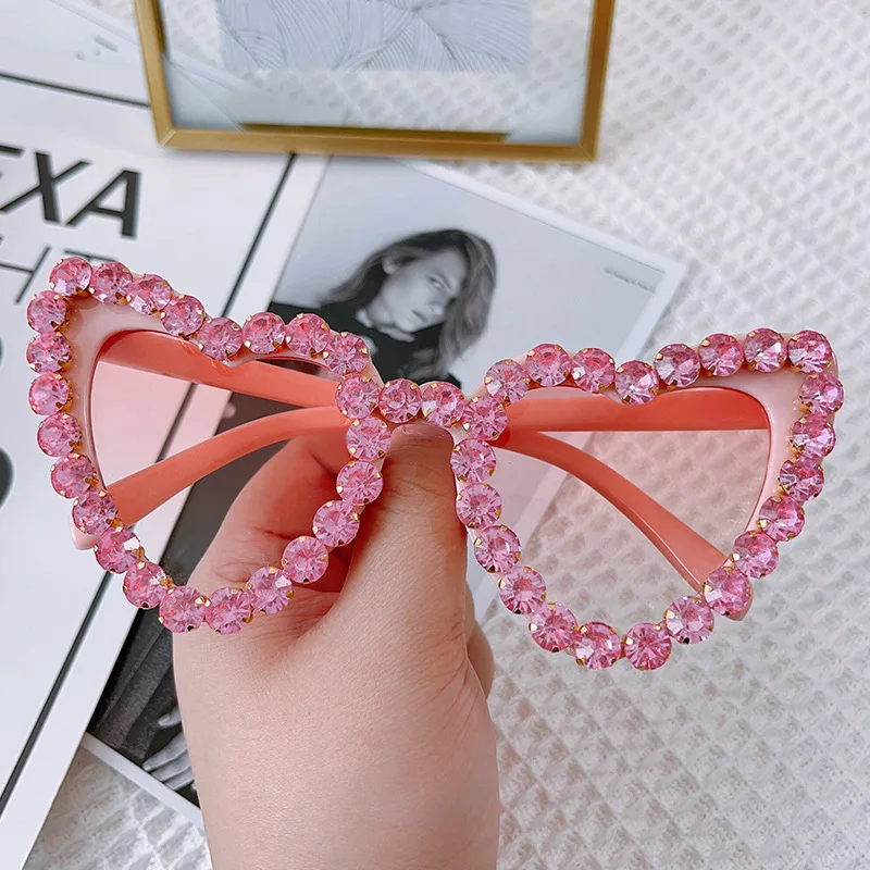 Lunettes de soleil cloutées en diamant de style cœur pour femmes, lunettes d'extérieur classiques, document solide, protection solaire, degré UV, UV400