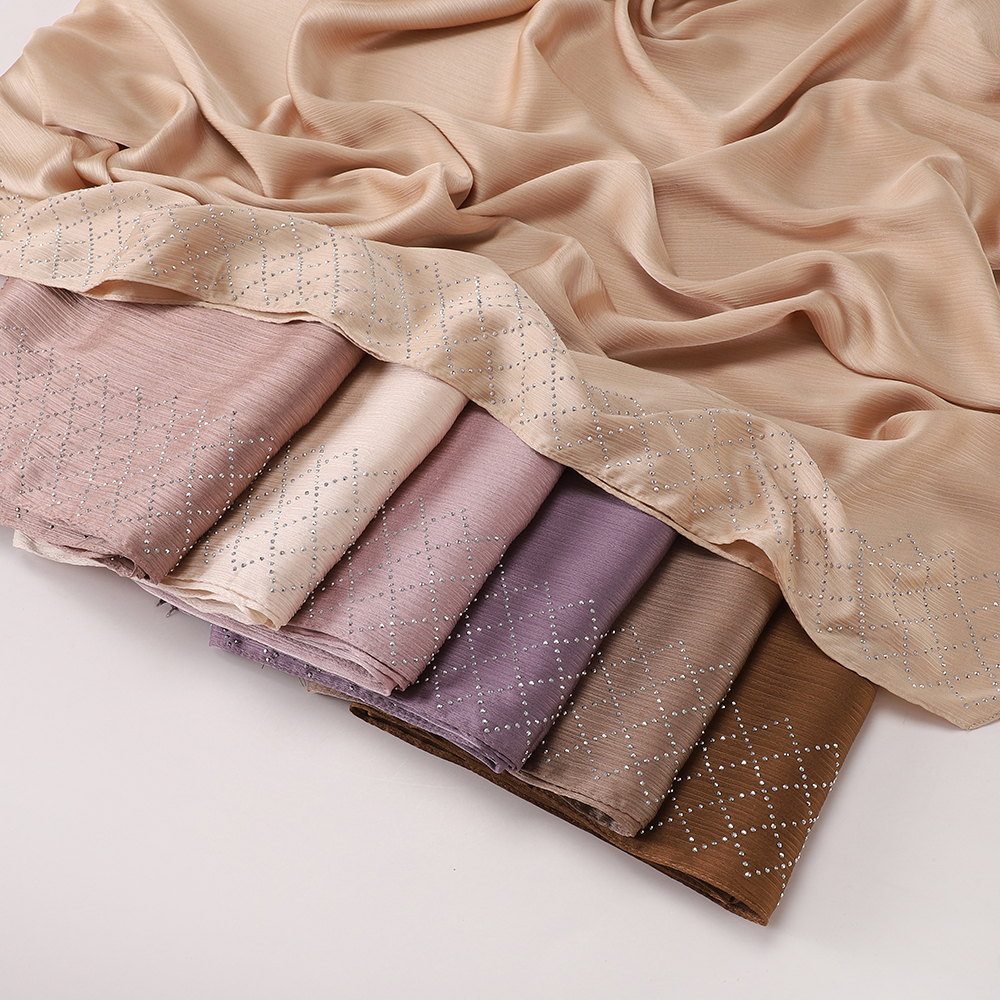 Hijab en satin froissé orné de strass brillants, écharpe de luxe en soie plissée pour femmes, foulard musulman doux et brillant, châle long élégant.