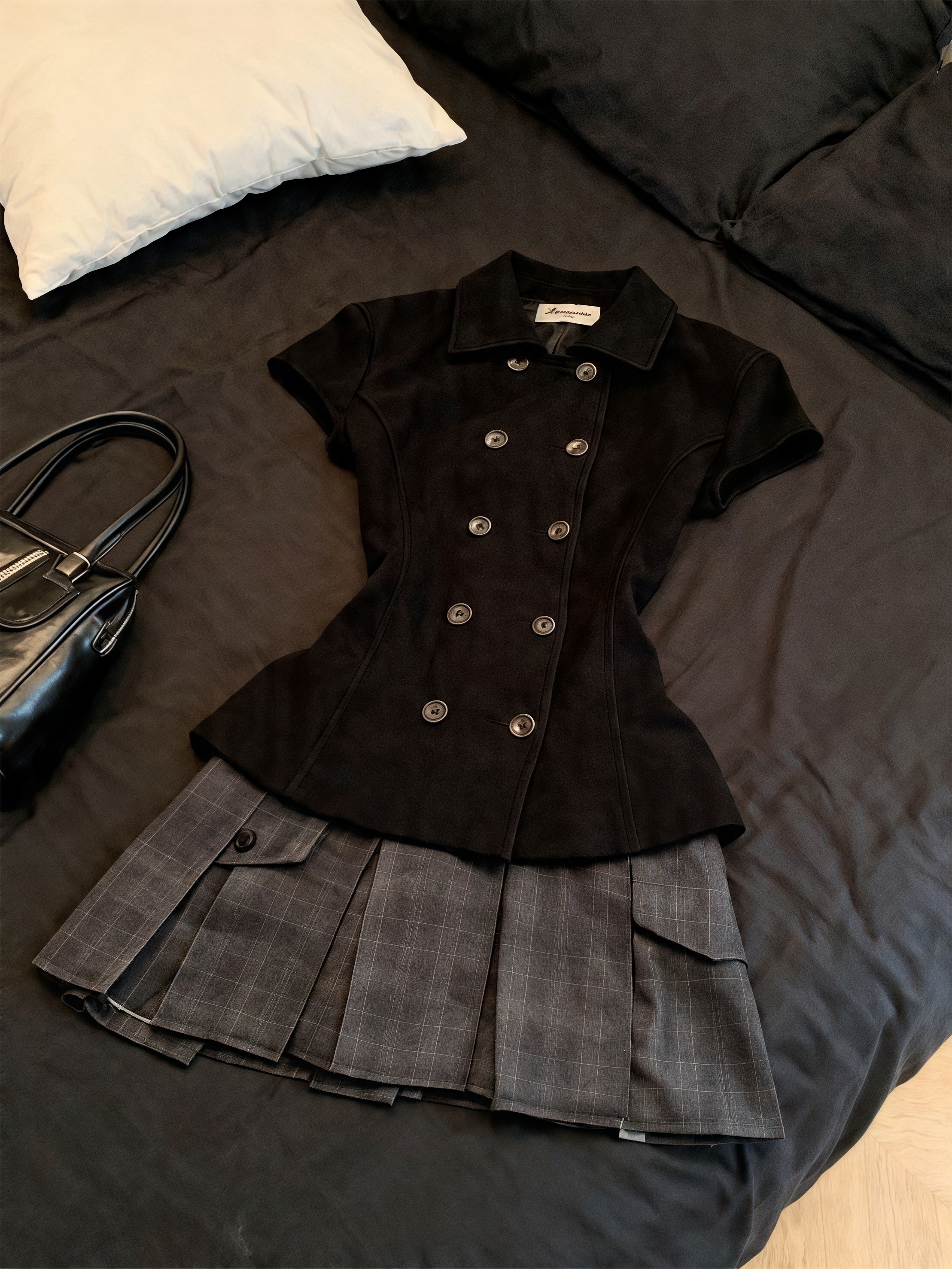 Costume femme à la mode coréenne, chemise noire cintrée à manches courtes, jupe plissée à carreaux gris, tenue décontractée de bureau, tenue deux pièces preppy