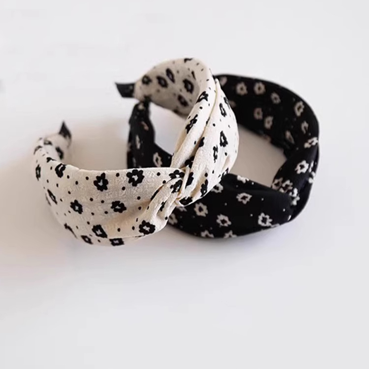 Bandeau large en tissu floral noir et blanc pour le lavage du visage, serre-tête polyvalent pour sortir, pince à cheveux et accessoires pour la tête
