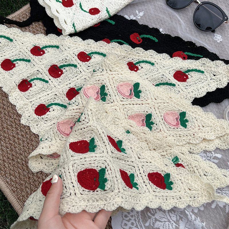 Bandeau triangulaire en tissu pour femmes et filles, motif fraise et cerise, crocheté à la main, ajouré, foulard pour cheveux, idéal printemps-été, voyage et photo