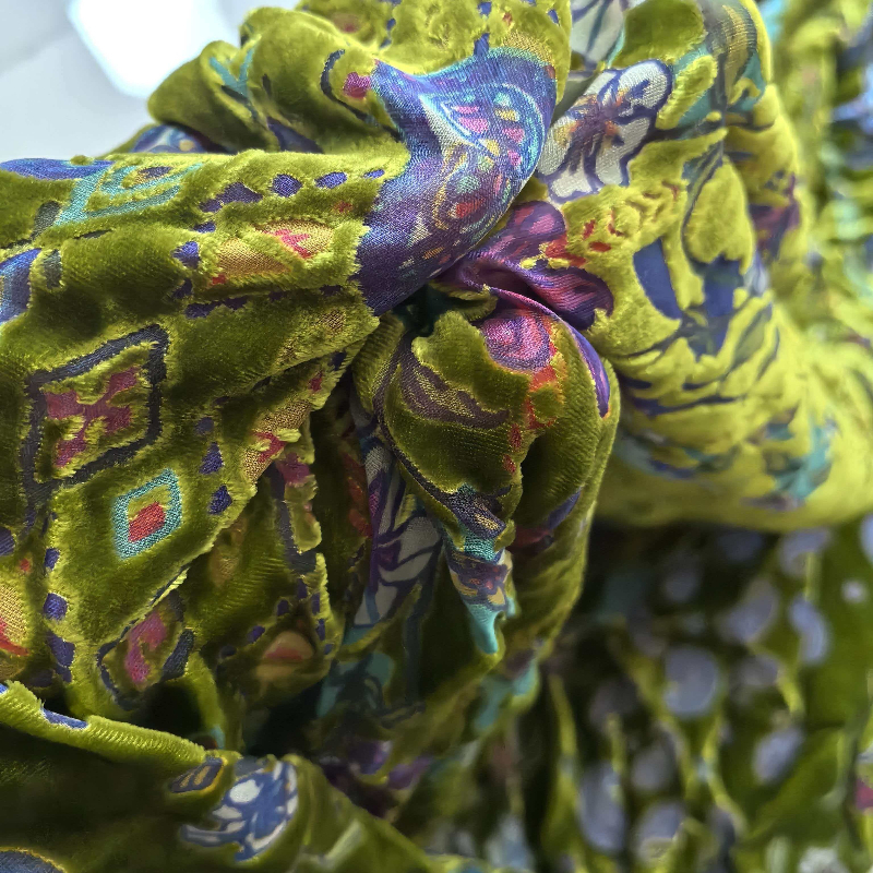Tissu en velours brûlé vert soie à motif floral cachemire, vendu au mètre, pour robes d'été, tissu de créateur micro-transparent, largeur 140 cm