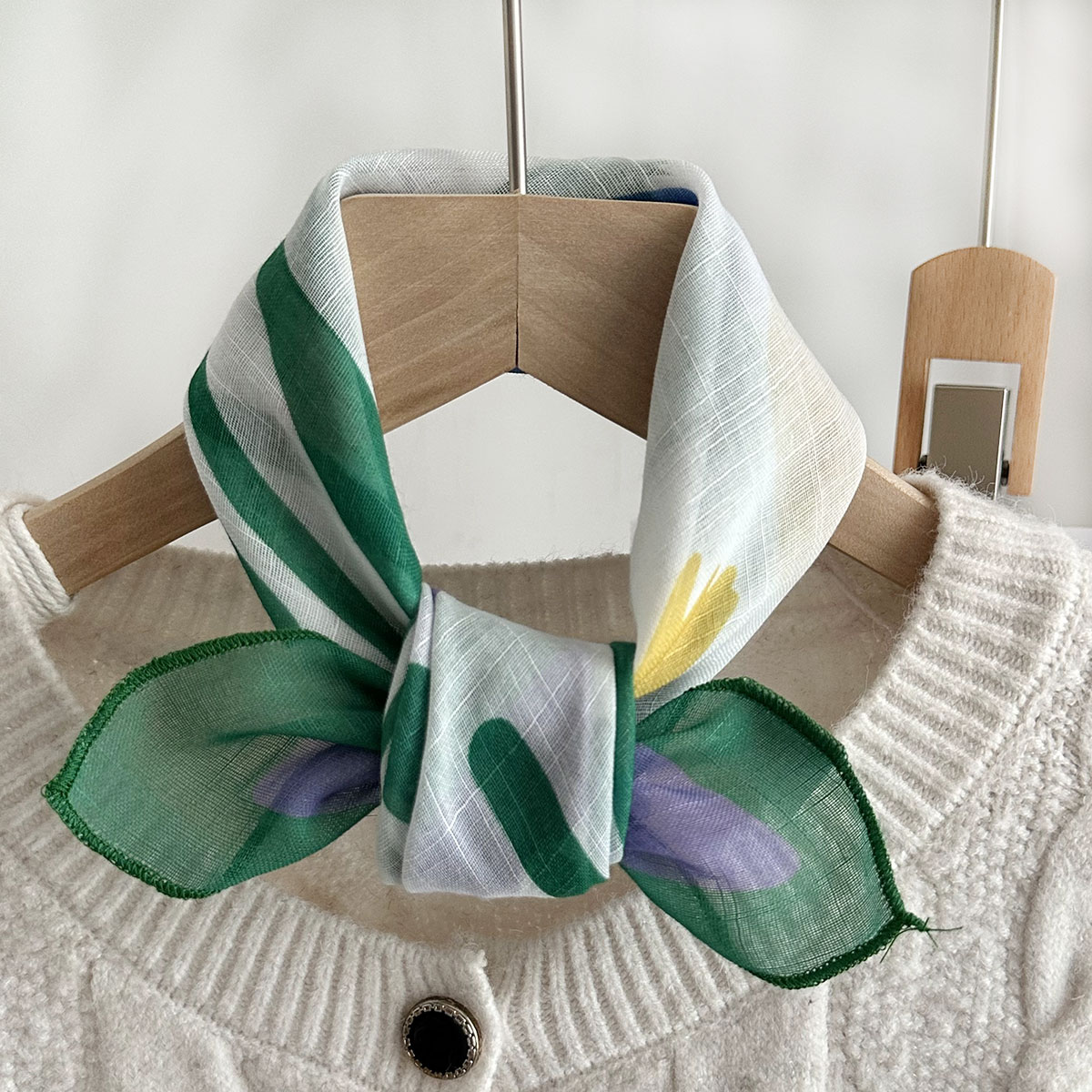 Printemps et été Floral à pois doux petite écharpe carrée pour les femmes mince respirant décoratif petite écharpe multi-fonctionnelle cheveux attachant écharpe