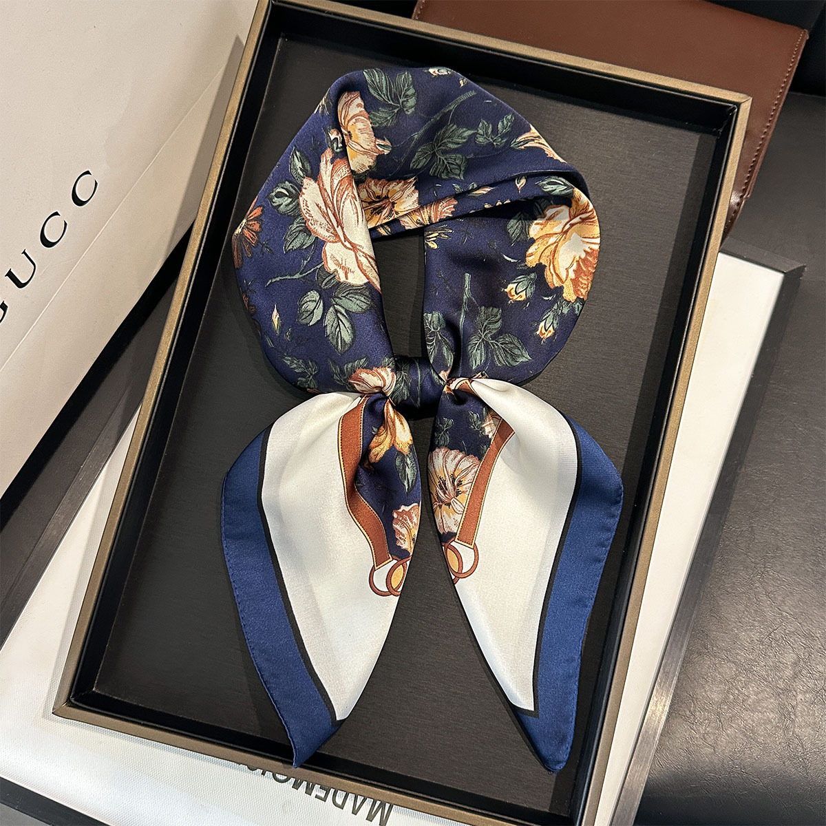Foulard carré de luxe pour femmes, mode florale, Hijab élégant, Bandanas, tache douce, fausse soie, châle, chaînes