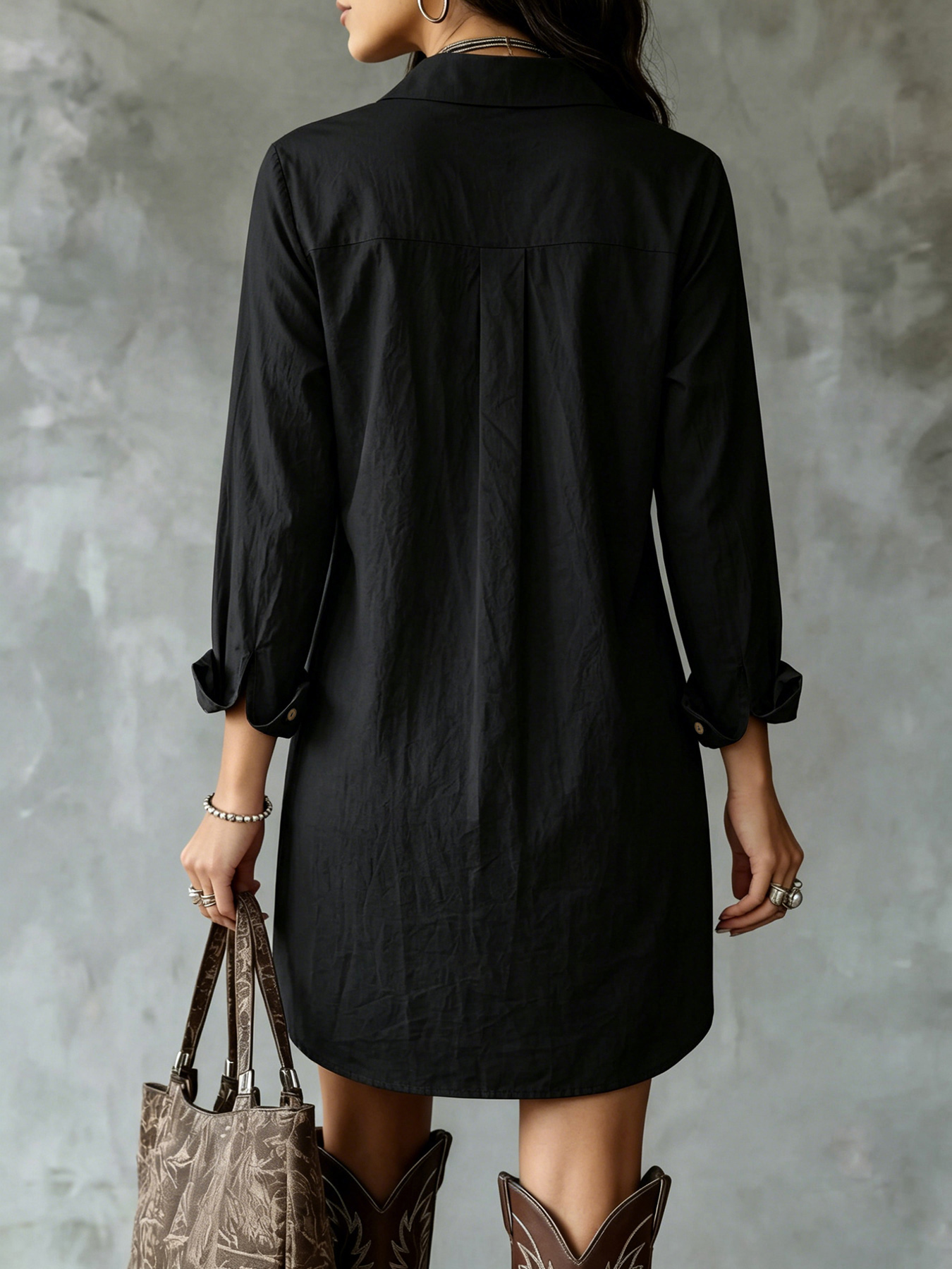 Robe chemise pour femme 100 % coton à manches longues, avec col, fermeture boutonnée, poche poitrine et ourlet asymétrique.