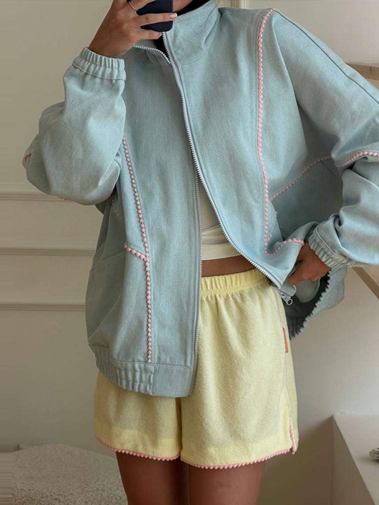 Veste zippée bleu clair pour femme, col montant, garniture à pompons roses, poignets et ourlet élastiques, coupe oversize, manches longues, style décontracté urbain