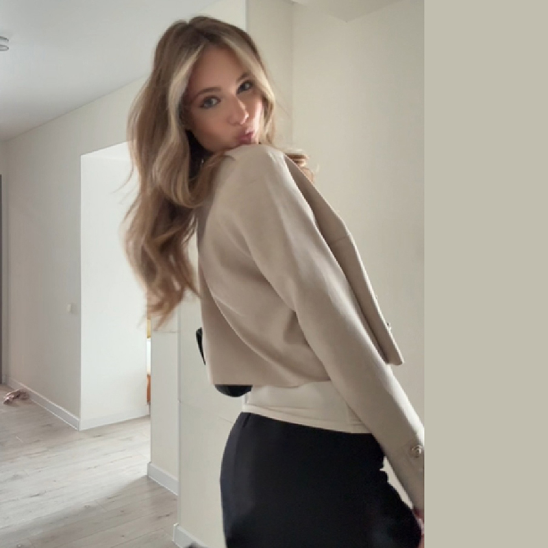 Veste courte chic en faux daim pour femmes, élégante, à col montant, ornée de boutons métalliques, manches longues, nouvelle veste décontractée pour femme.