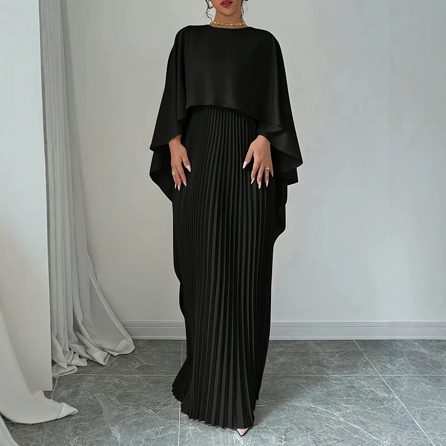 Robe longue plissée élégante à manches cape pour femme, col rond, couleur unie, coupe ample et fluide, idéale pour les fêtes et les mariages