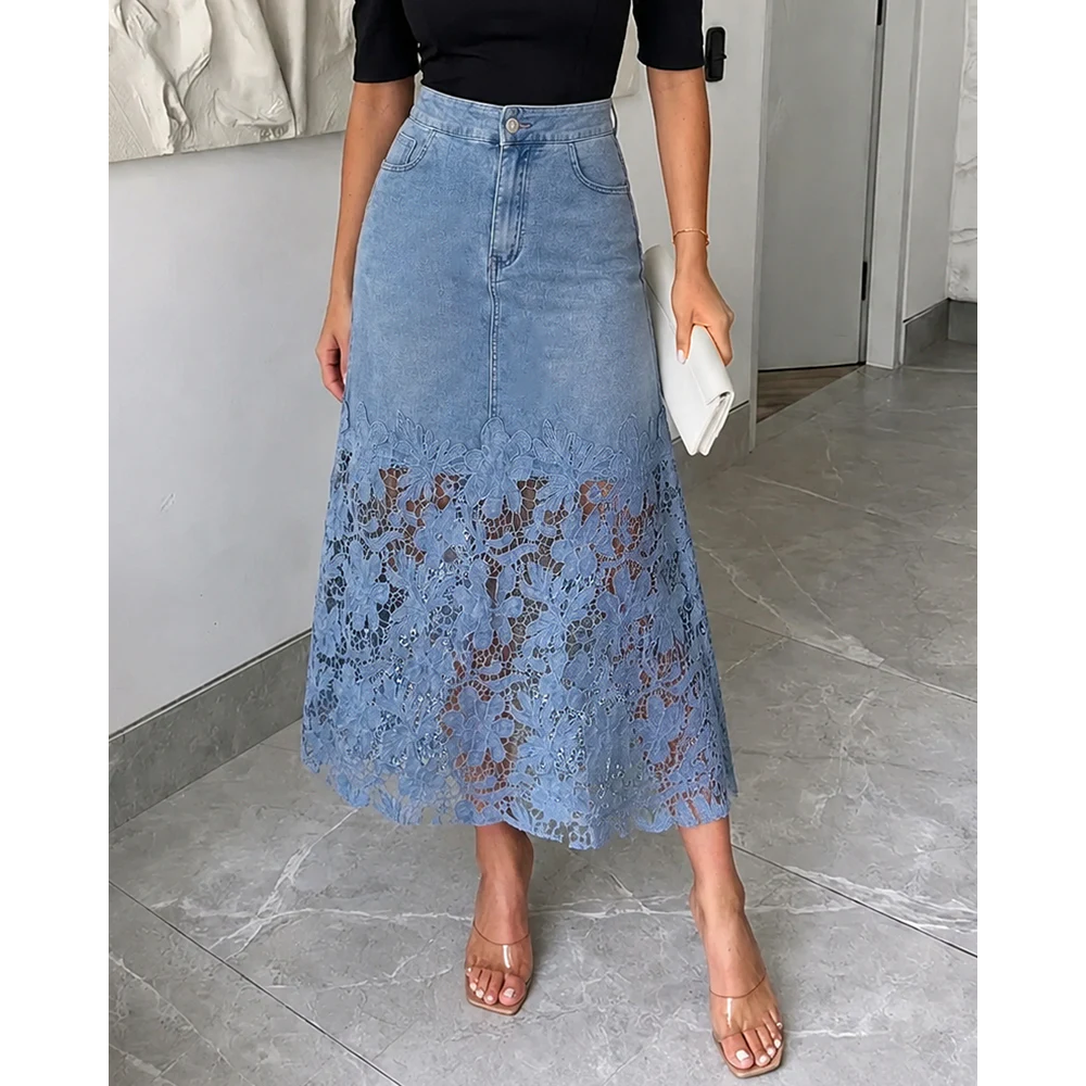 Jupe longue en jean pour femme, taille haute, délavée clair, motif floral, patchwork de dentelle ajourée, fente à l'ourlet, coupe trapèze, style décontracté d'été
