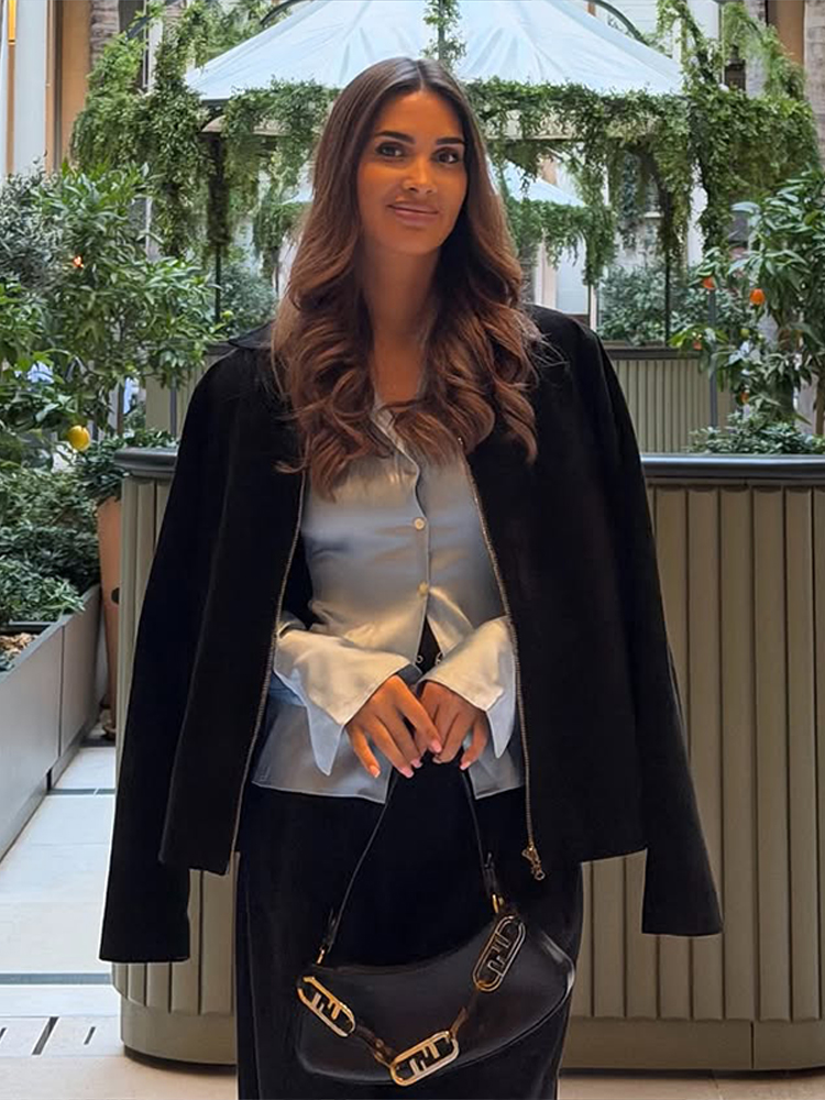 Chemisier Chic en Soie Satinée pour Femme, Col Revers, Boutonnage Simple, Manches Longues, Coupe Ajustée, Collection Printemps-Été 2026, Couleur Unie, Doux et Confortable