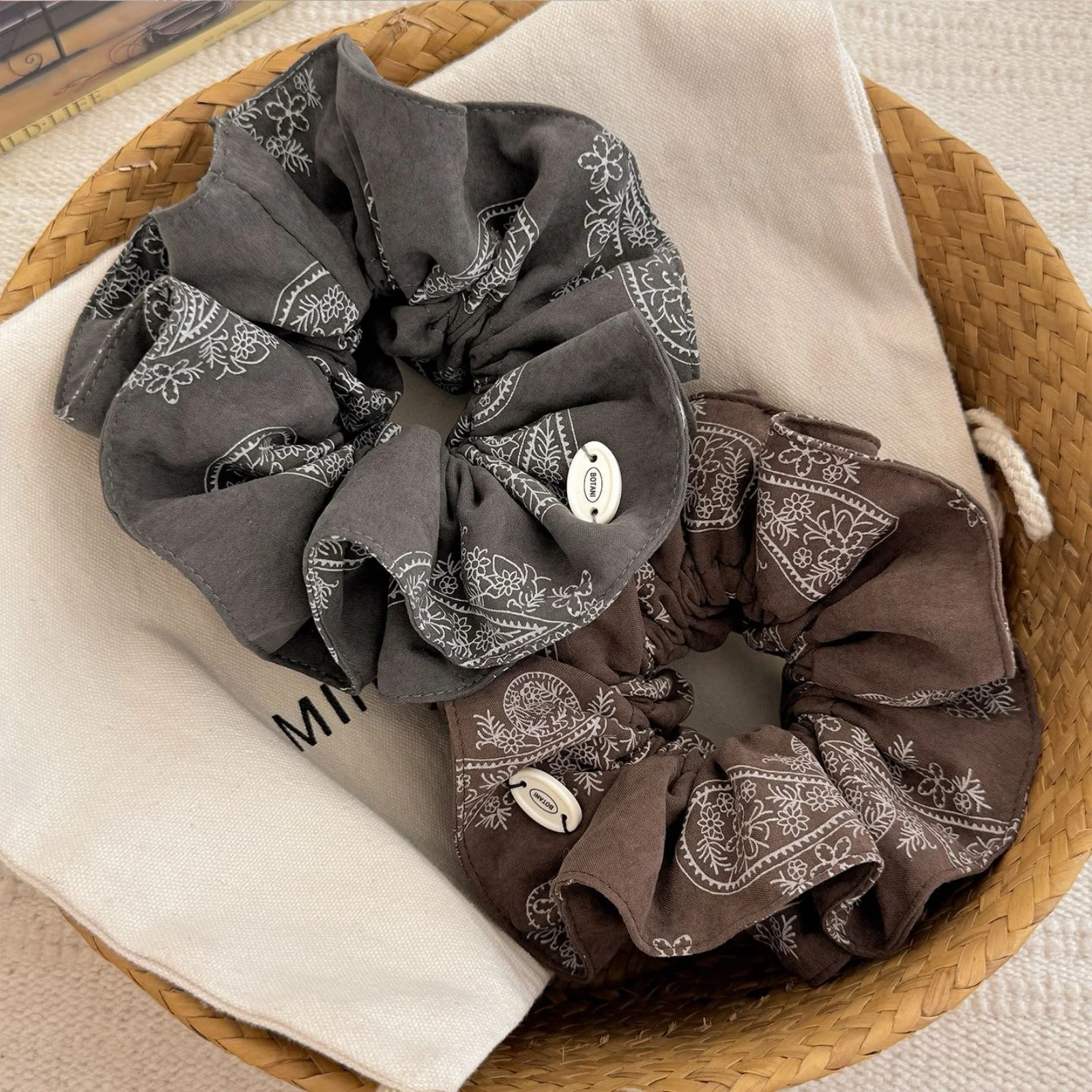 Chouchous vintage à imprimé bandana pour femmes, élastiques à cheveux en tissu marron et gris, accessoires capillaires mignons et élastiques pour tous les jours.