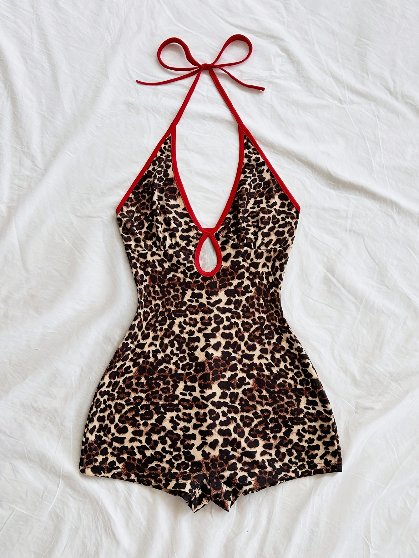 Nouvelle combinaison côtelée moulante pour femme, col en V, avec nœud à nouer sur le devant et bordure contrastante noir et blanc, idéale pour les loisirs d'été et les vacances
