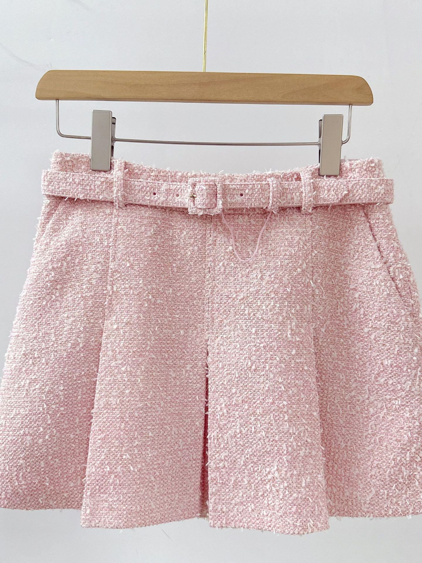 Veste en tweed rose pour femme à manches longues et col rond, ou mini-jupe plissée évasée avec ceinture