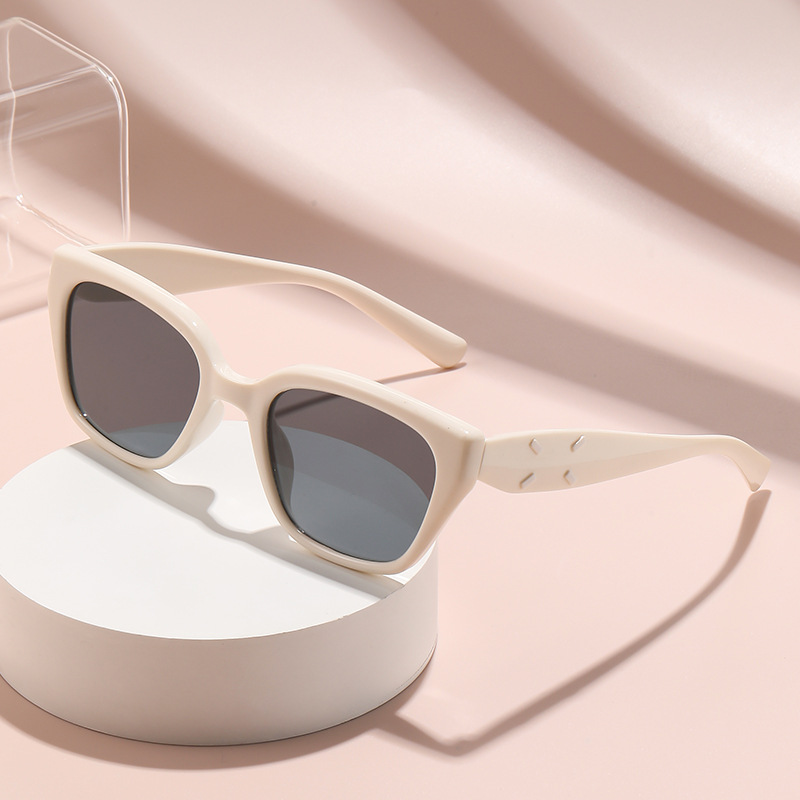 Lunettes de soleil pour femmes avec visage haut de gamme, petites lunettes Anti-uv à grande monture rétro œil de chat 2025, nouvelles lunettes de soleil 9673