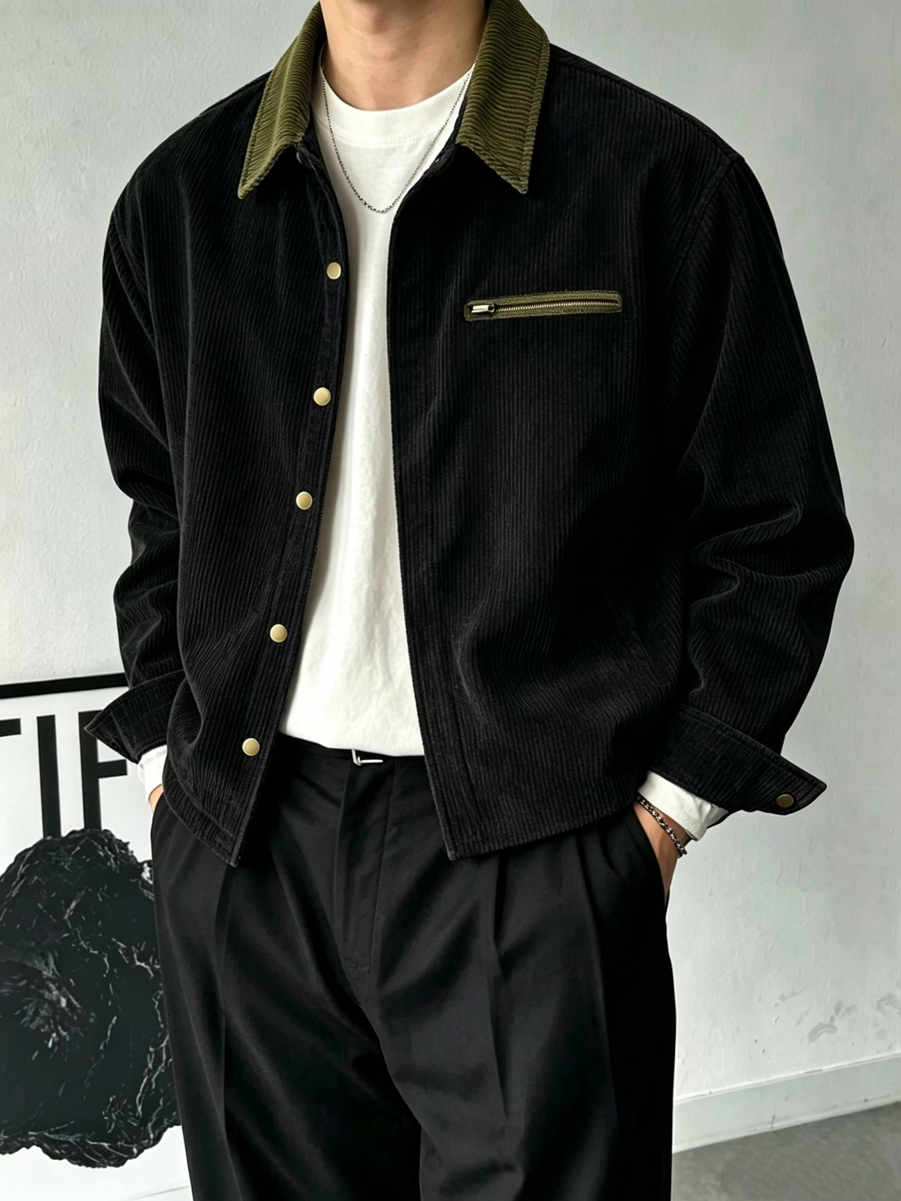 Veste vintage pour homme en velours côtelé, col contrasté, manches longues, coupe ample, poche zippée, vêtement décontracté de style streetwear.