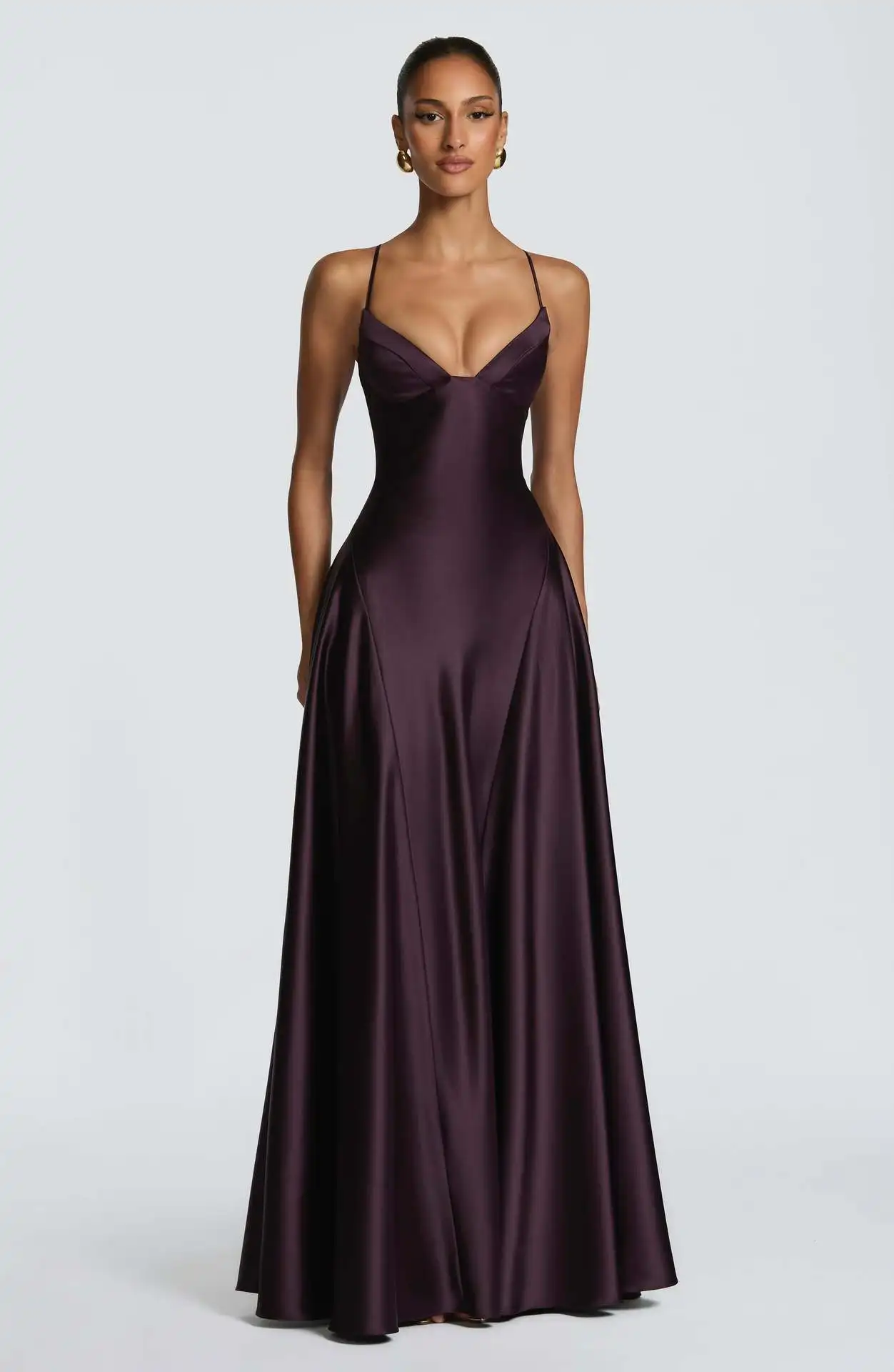 Robe longue élégante en satin uni pour femme, bretelles spaghetti, coupe trapèze, col en V, taille cintrée, collection été 2026, robe de soirée formelle pour femme