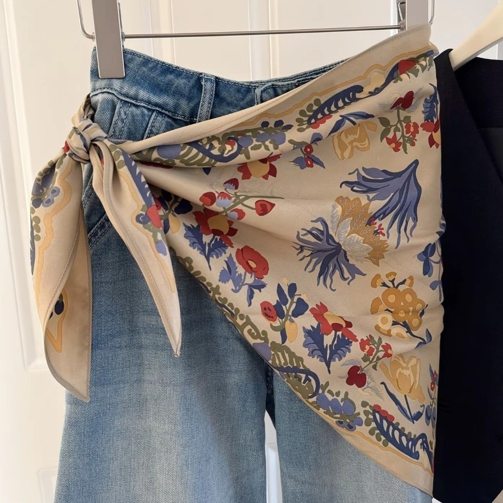 Écharpe triangulaire florale multifonctionnelle tendance en satin de soie pour femme, à porter avec un pantalon, comme cravate ou foulard décoratif, idéale pour l'été