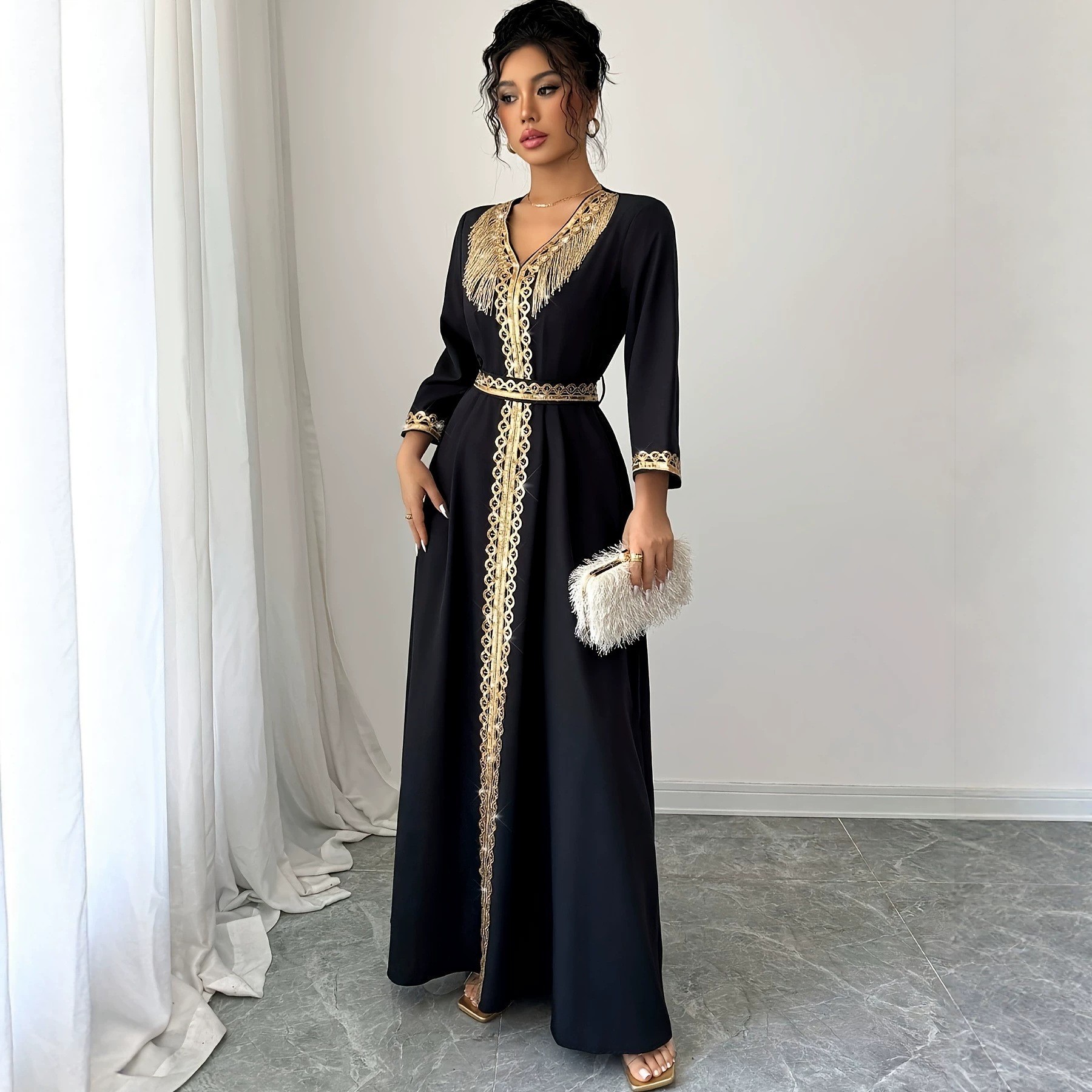 Élégant Kaftan Abaya Marocain pour Femmes, Robe Longue Modeste Dorée à Franges Brodées, Col en V, Ceinturée, pour Soirées et Fêtes Islamiques à Dubaï