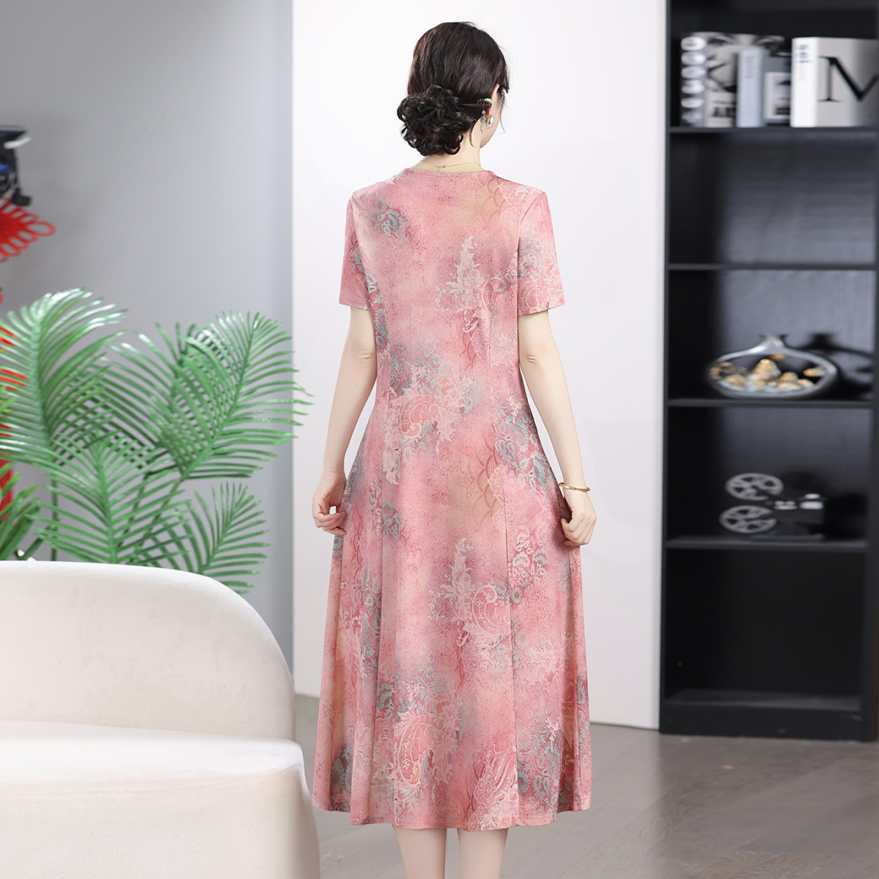 Robe midi florale pour femmes, robe trapèze à manches courtes et col en V avec poches, robe légère décontractée d'été pour le travail ou les fêtes, grande taille