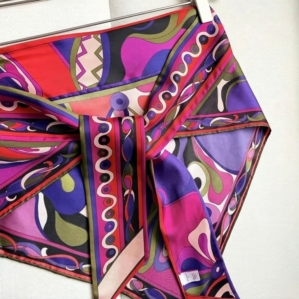 Foulard classique pour femme de couleur violette avec logo signature de créateur, accessoires vestimentaires de luxe pour femme, bandana, écharpe