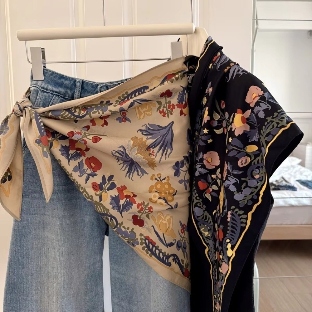 Élégant foulard triangulaire floral multifonctionnel en satin de soie pour femme, à porter comme cravate ou ceinture, idéal pour l'été