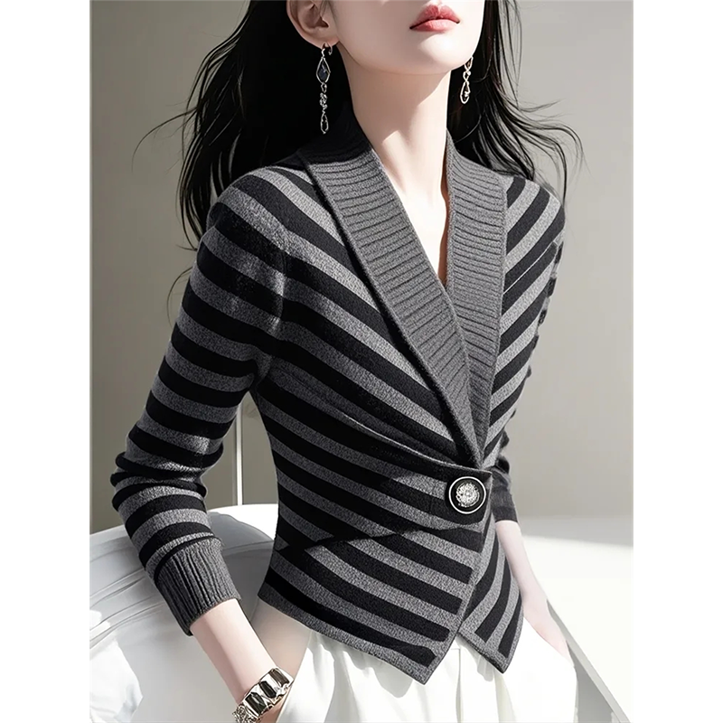 Beau pull populaire de cette année pour femmes, nouveau tempérament d'hiver, rayures paresseuses à haut sens, avec pulls à la mode, 2025