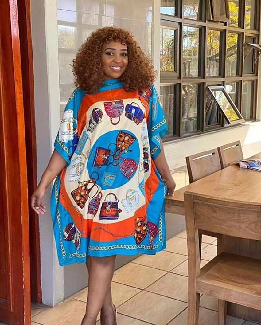 Les blogueuses africaines recommandent les robes longues en soie imprimée, amples et bohèmes, idéales pour l'été et la plage, pour les femmes.