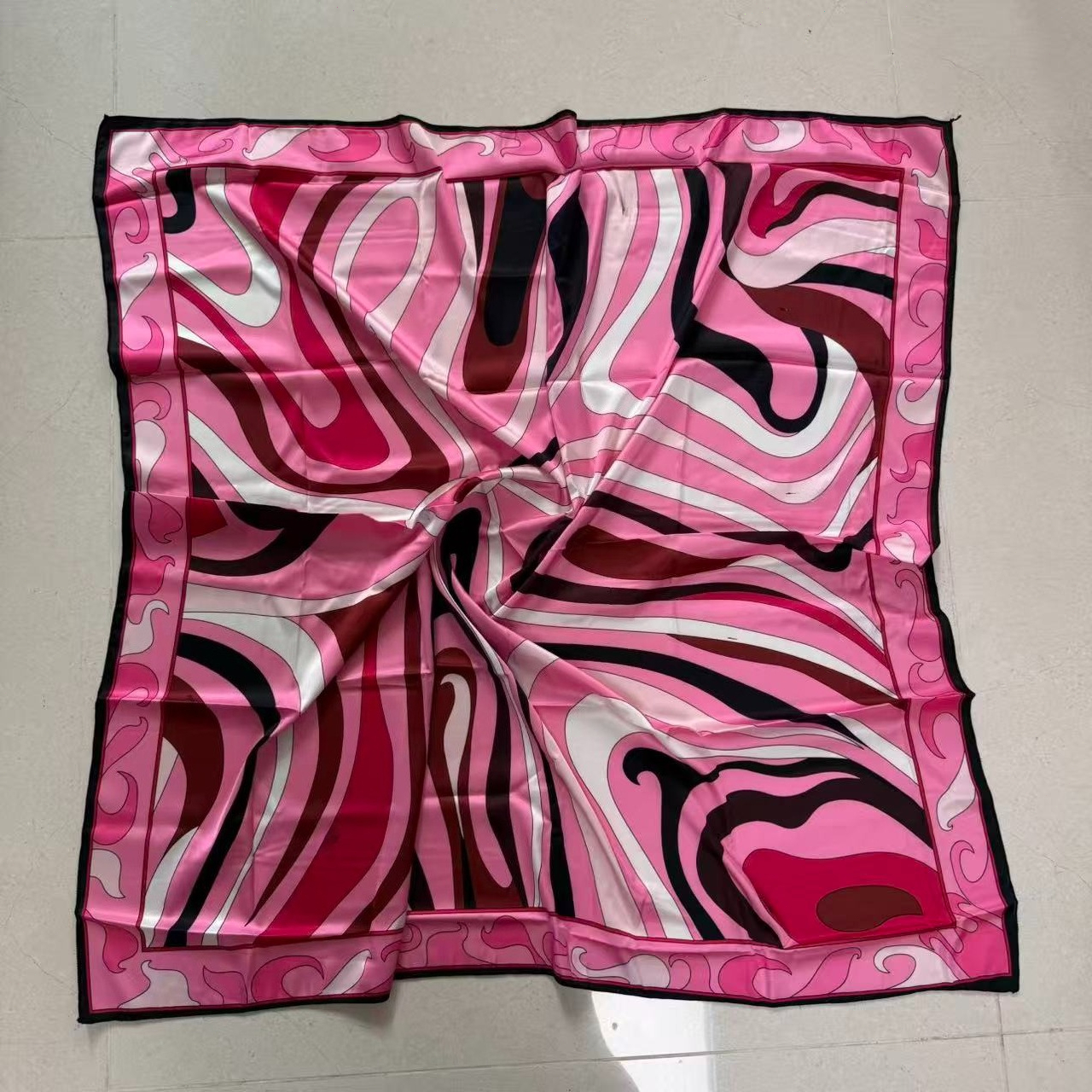 Écharpe carrée en soie rouge de luxe pour femme avec logo signature de créateur, jupe de plage classique de marque pour femme à motif uni sur un côté