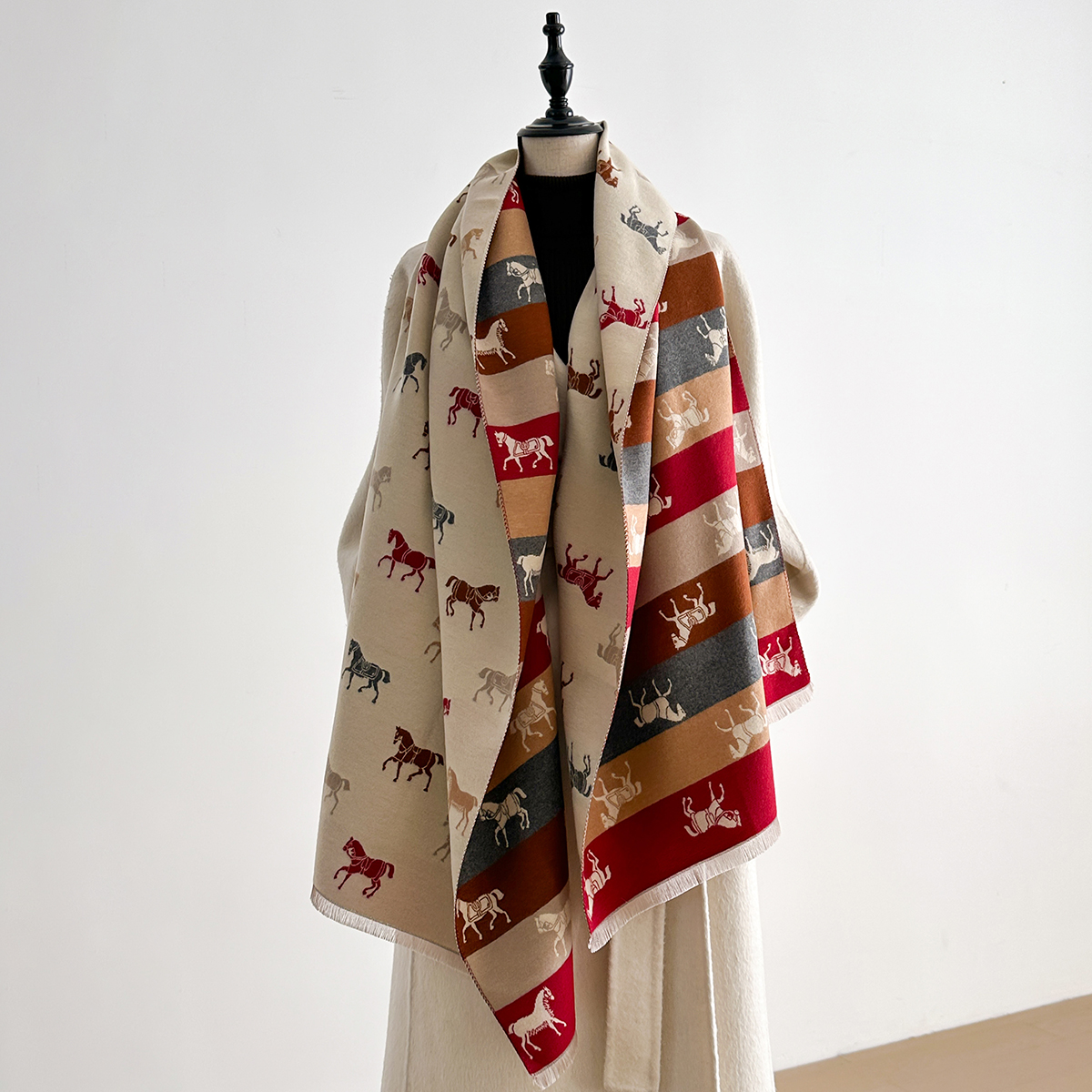 Dernière conception élégance cheval imprimé écharpe Pashmina doux chaud frange Pashmina châle hiver résistant au froid coupe-vent couverture Scraf