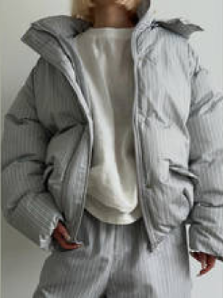 Ensemble deux pièces pour femmes à rayures verticales unies, comprenant une veste courte à capuche rembourrée et un pantalon large pour la neige, tenue quotidienne chaude pour l'hiver.
