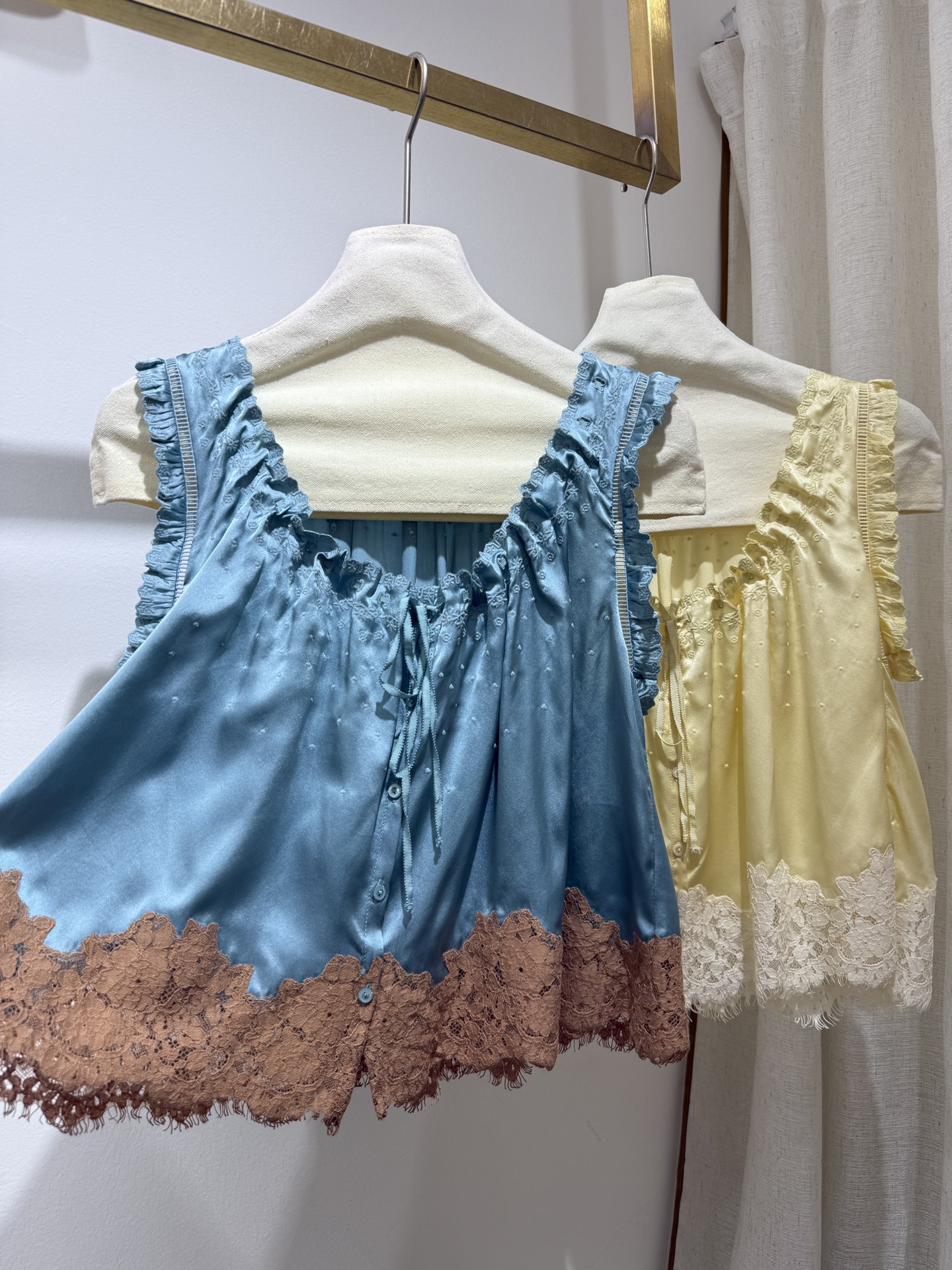 Débardeur Femme Jaune ou Bleu en Soie 100% avec Broderie Dentelle, Col U, Sans Manches, Boutonnage Simple, Tendance