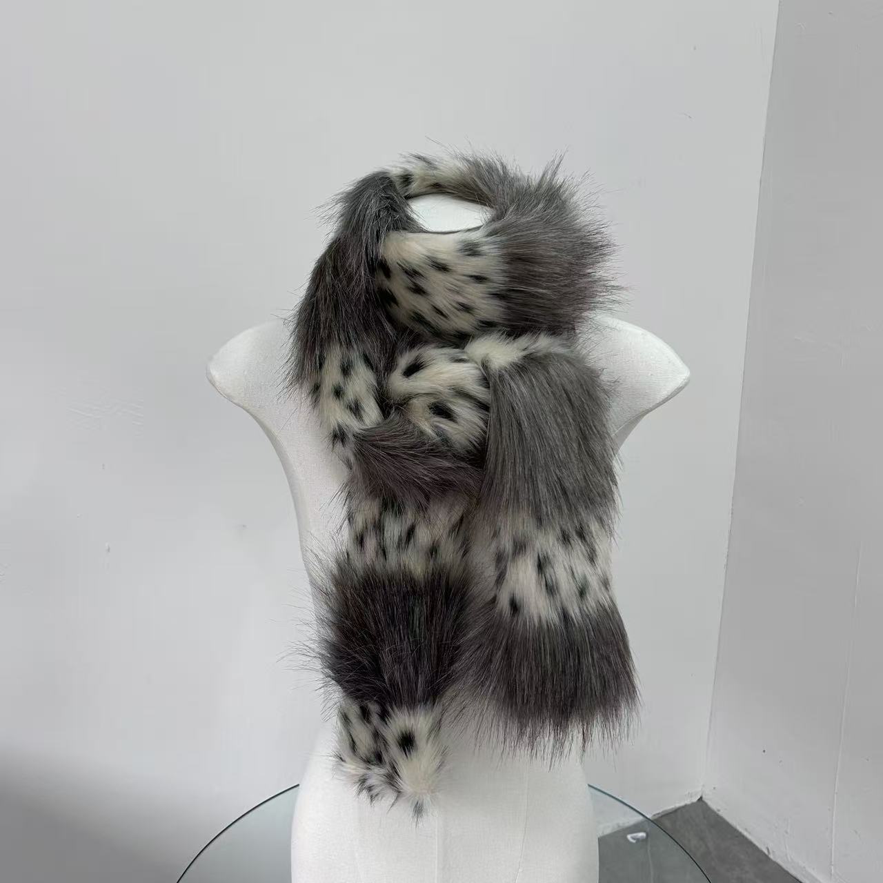 Écharpe originale en peluche à imprimé léopard et pois, style Y2K, pour femme, accessoire d'hiver chaud et tendance, inspiré de la sub-culture des jeunes filles audacieuses.