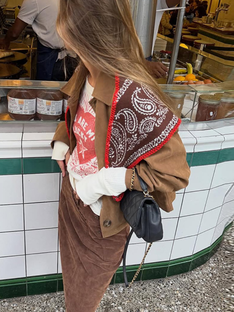 Écharpe triangulaire en tricot à imprimé cachemire pour femme, bord rouge contrastant, châle décoratif pour les vacances, bandana chic et décontracté pour le cou