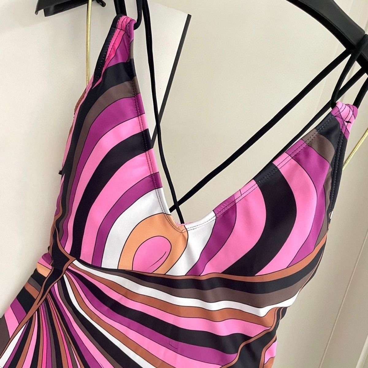 Ensemble bikini en soie imprimée à rayures rouge violacé pour femmes, avec logo signature, idéal pour la plage, les voyages et les vacances.