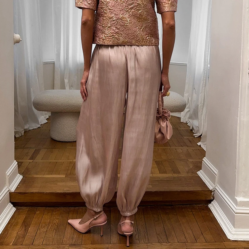 Pantalon ballon plissé rose élégant en crêpe pour femme, style chic urbain, taille haute, vintage, automne